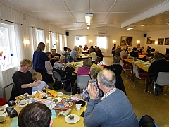 Kaffekos med underholdning